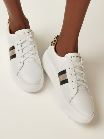 <p><em>Sneakers</em></p>